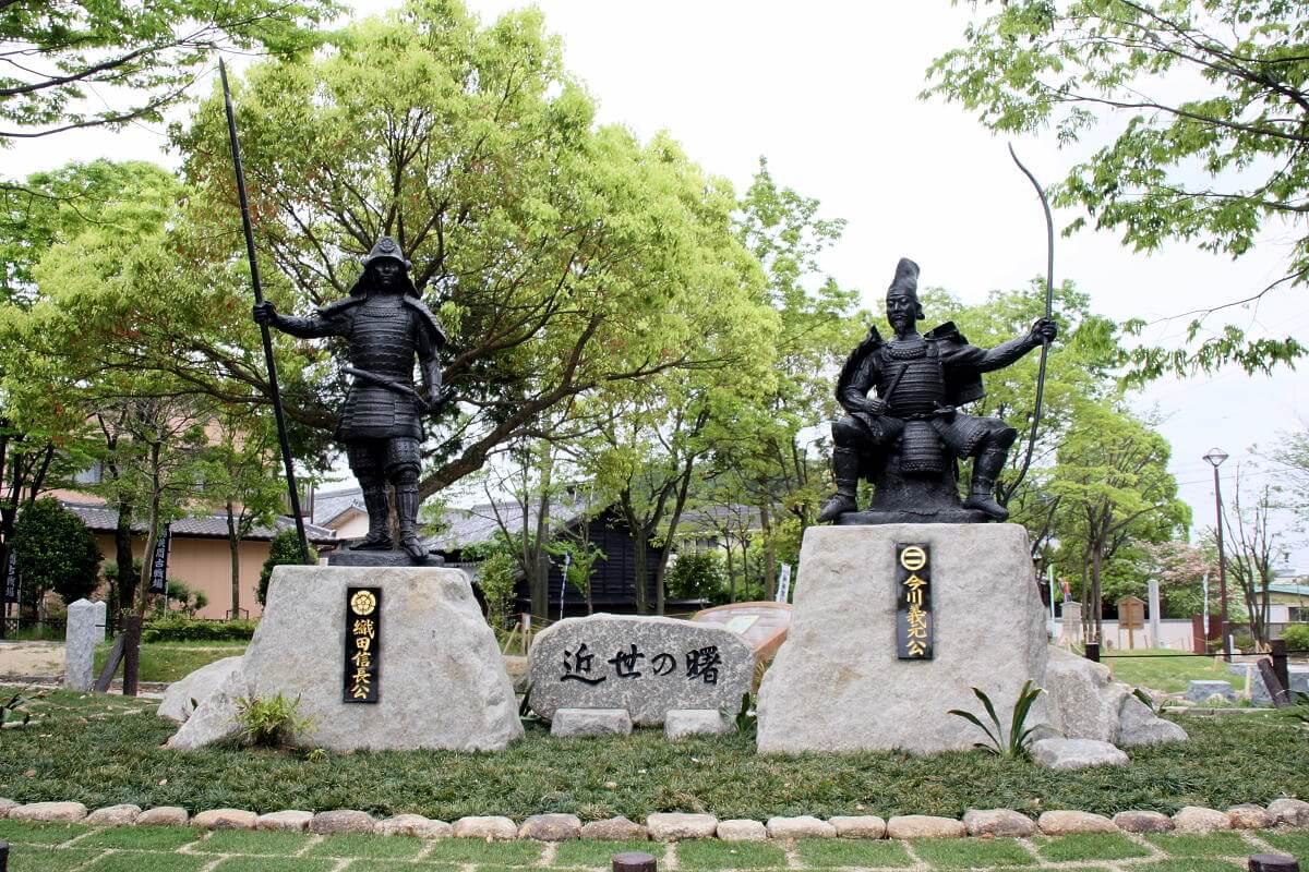 桶狭間古戦場公園　織田信長と今川義元の銅像